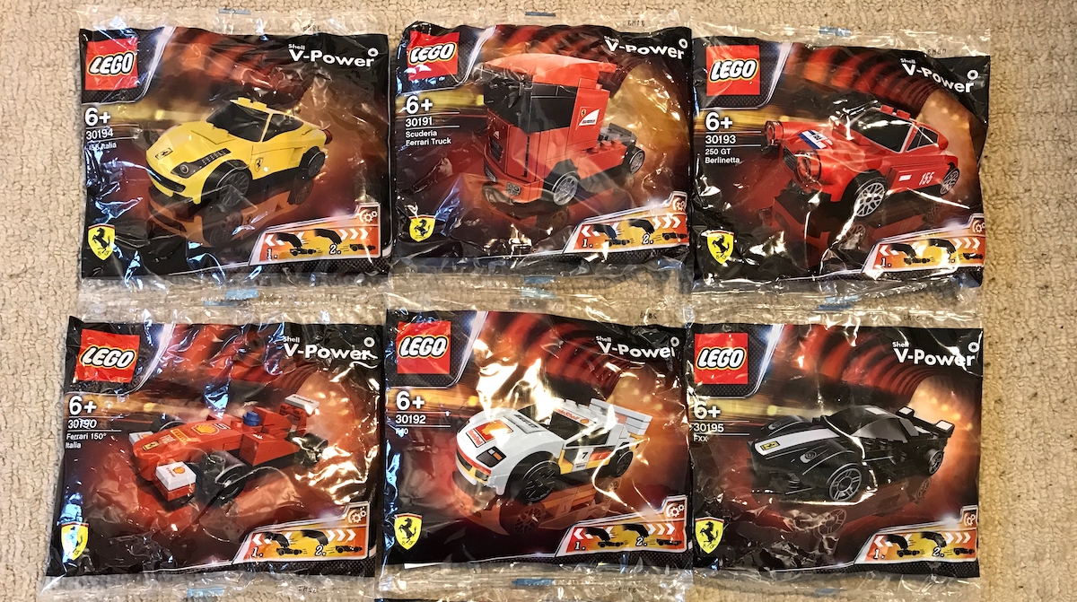 коллекция винтажных гоночных машин lego racers на полке коллекция винтажных гоночных машин lego racers на полке