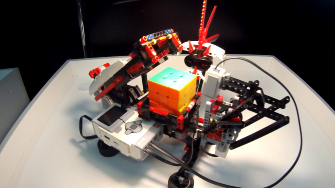 робот лего mindstorms собирает кубик рубика