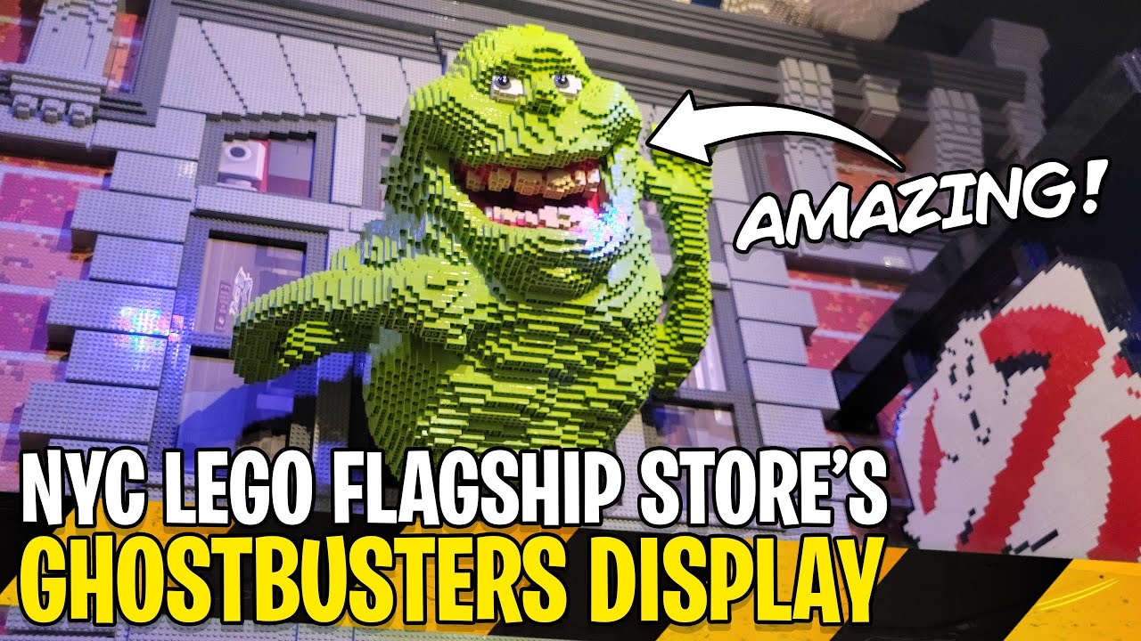 классический набор LEGO Ghostbusters на фоне ночного города